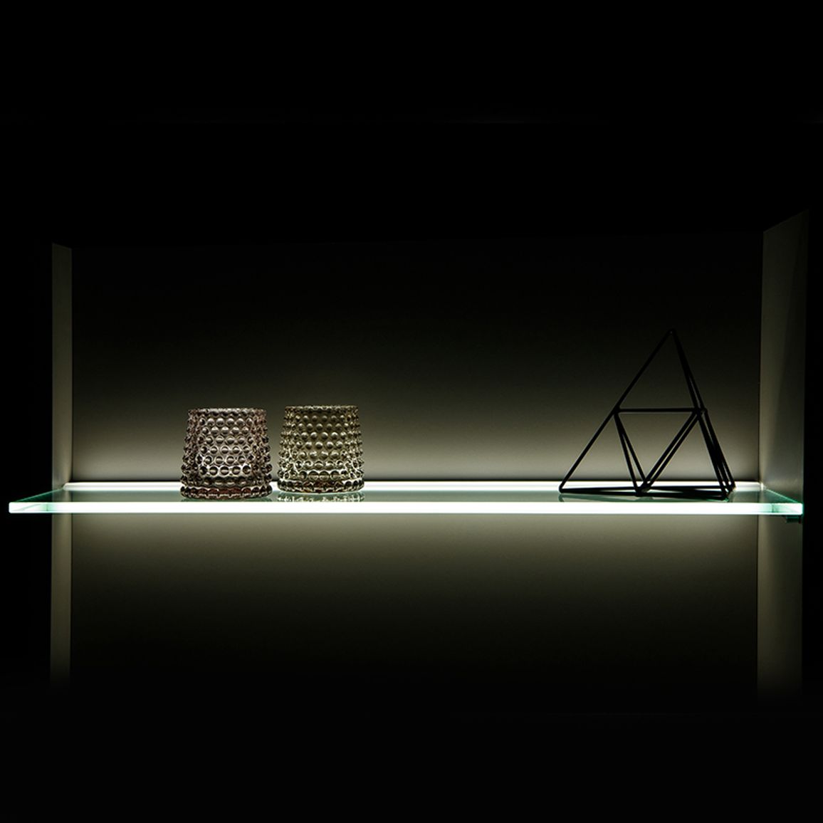 Профиль для стеклянных полок 8мм, GLASS 3D, L=3 м, алюминий, анодированное серебро Профиль для стеклянных полок 8мм, GLASS 3D, L=3 м, алюминий, анодированное серебро