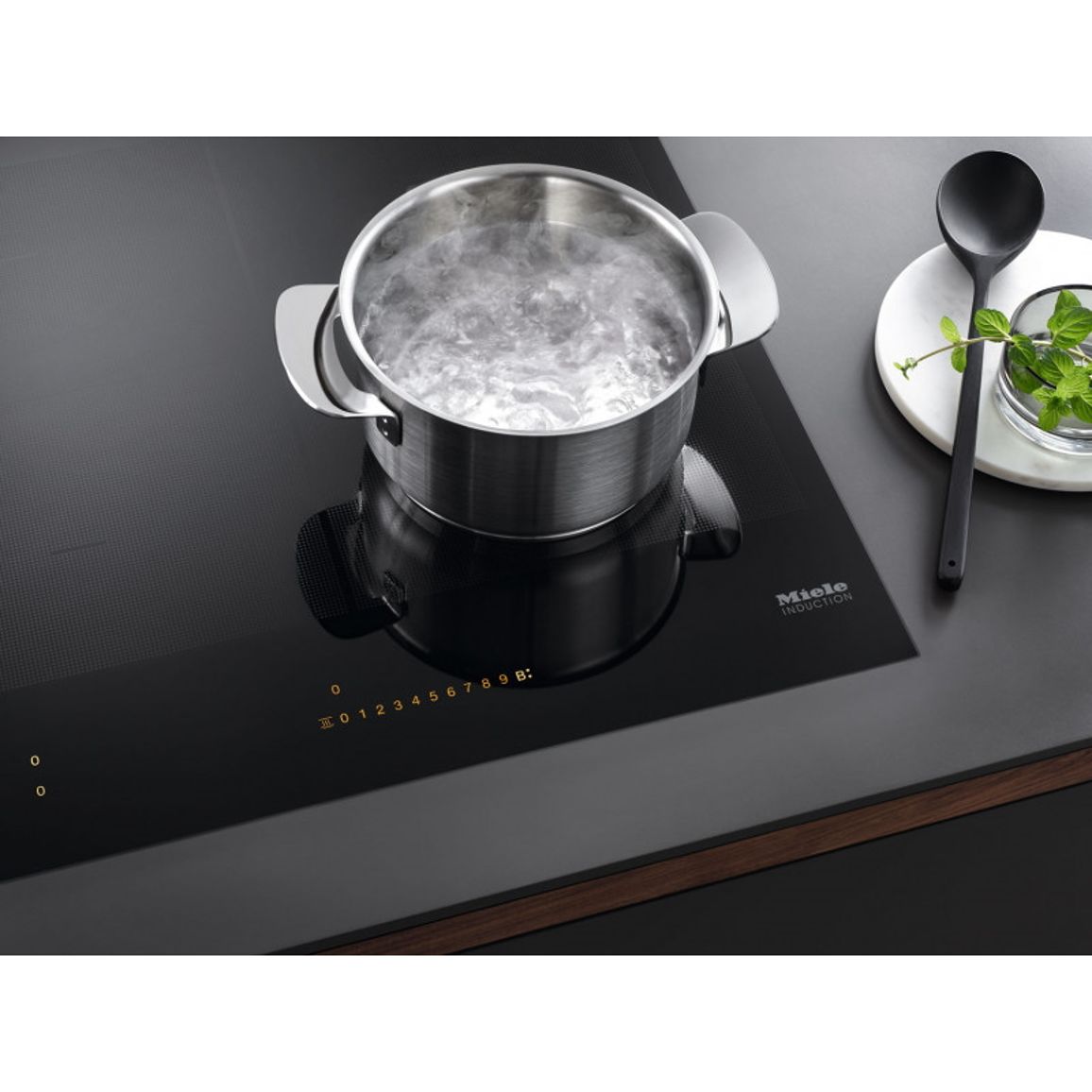 Индукционная варочная поверхность KM 7697 FR черная Miele Индукционная варочная поверхность KM 7697 FR черная Miele