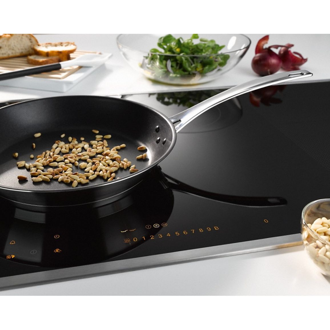 Индукционная варочная поверхность KM 7679 FR черная Miele Индукционная варочная поверхность KM 7679 FR черная Miele