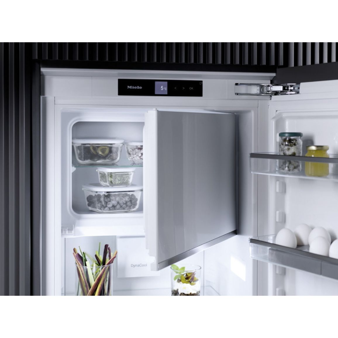 Вбудовуваний холодильник K 7774 D Miele Вбудовуваний холодильник K 7774 D Miele