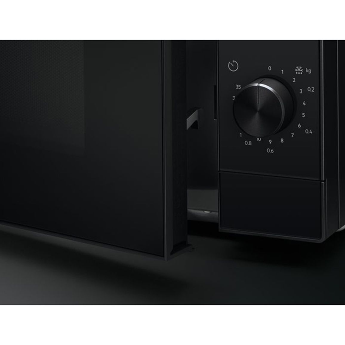 Микроволновая печь EMZ421MMK черный Electrolux Микроволновая печь EMZ421MMK черный Electrolux