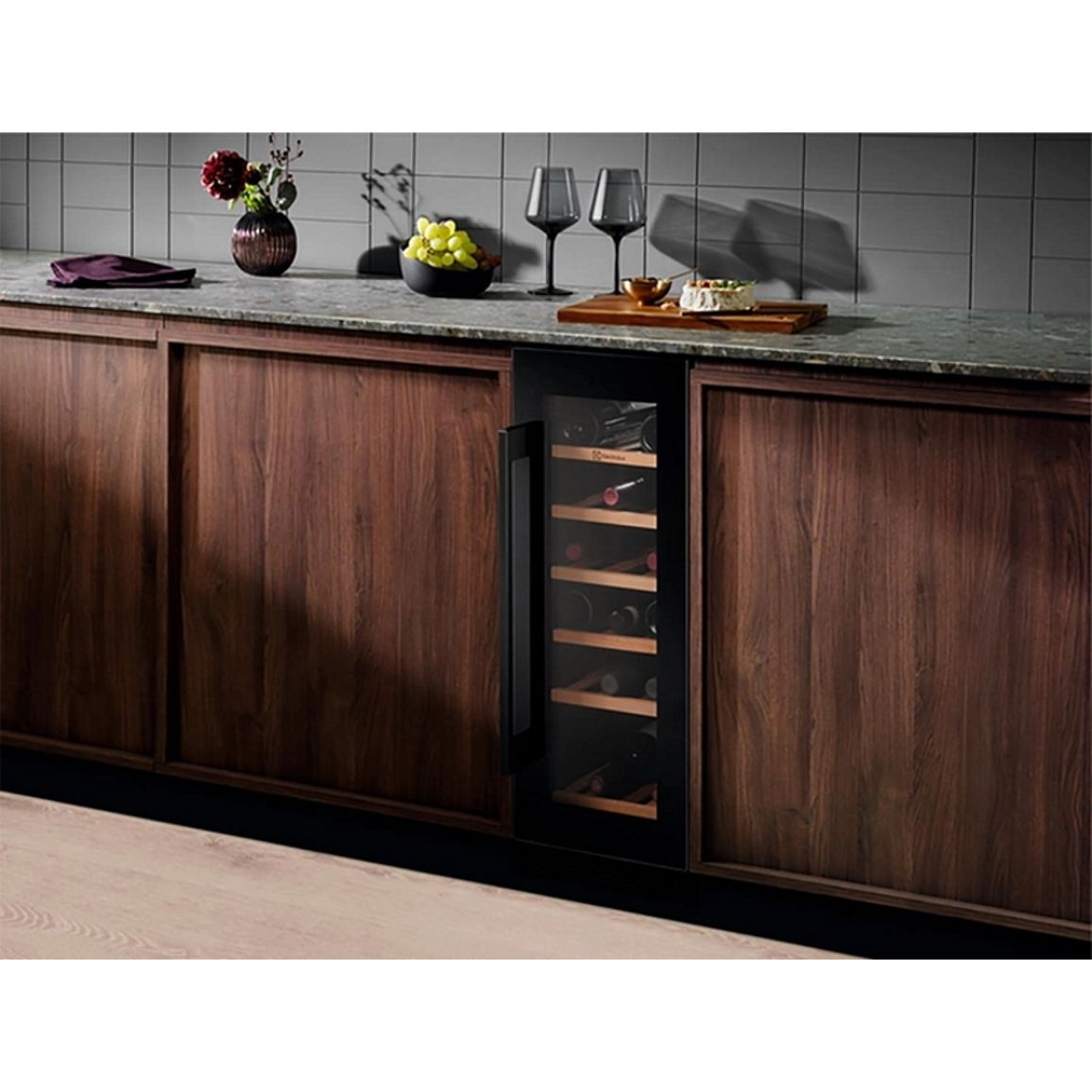Встроенный винный шкаф EWUS020B5B черный/нерж. сталь Electrolux Встроенный винный шкаф EWUS020B5B черный/нерж. сталь Electrolux