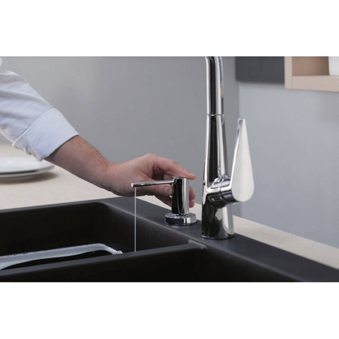 Дозатор для моющих средств A51 500мл хром Hansgrohe (40448000) Дозатор для моющих средств A51 500мл хром Hansgrohe (40448000)