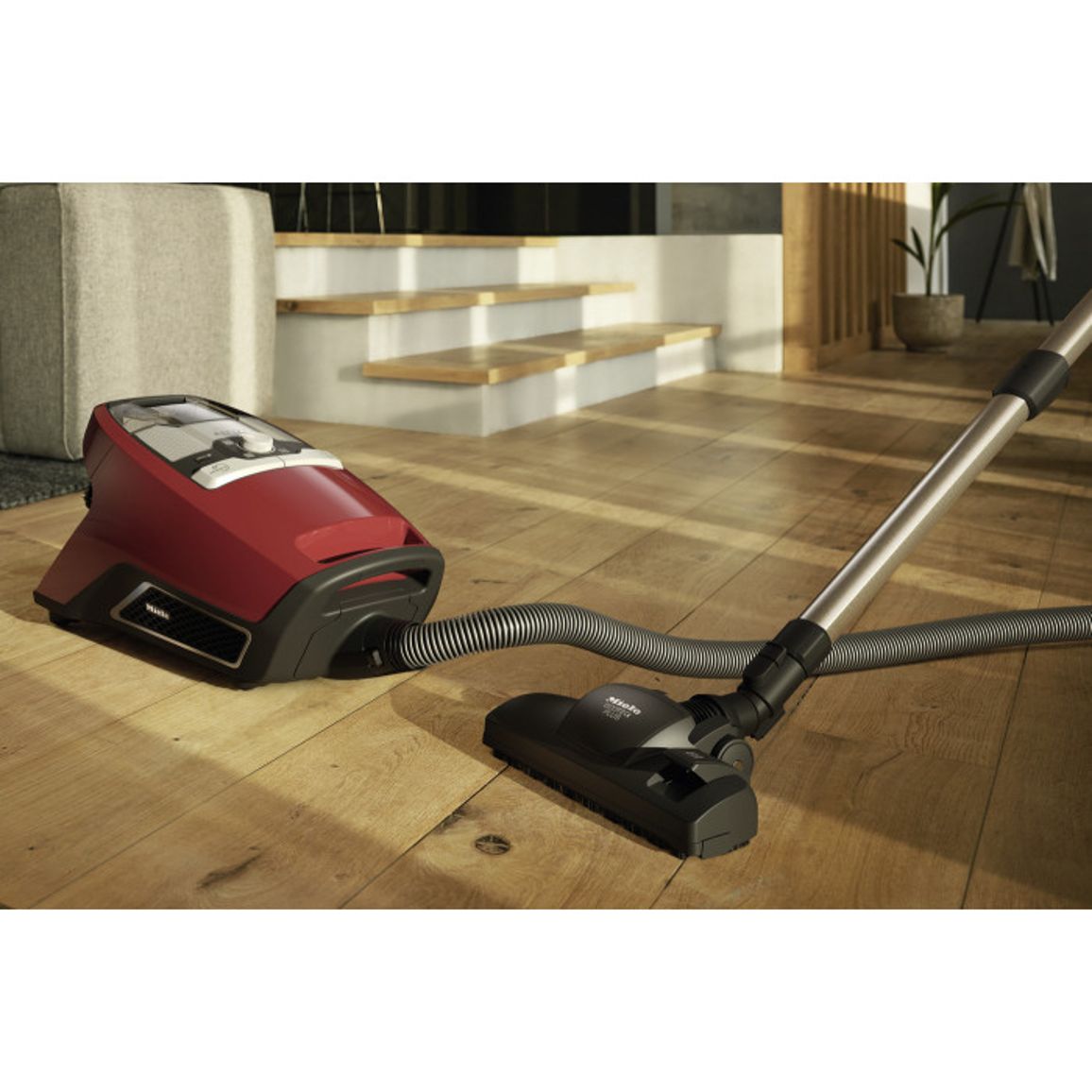 Безмешковый пылесос SKRF3 Blizzard CX1 мангово-красный Miele