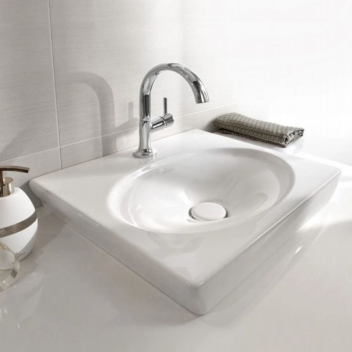 Умывальник подвесной La Belle, 52x46 Villeroy & Boch (732450R1) Умывальник подвесной La Belle, 52x46 Villeroy & Boch (732450R1)
