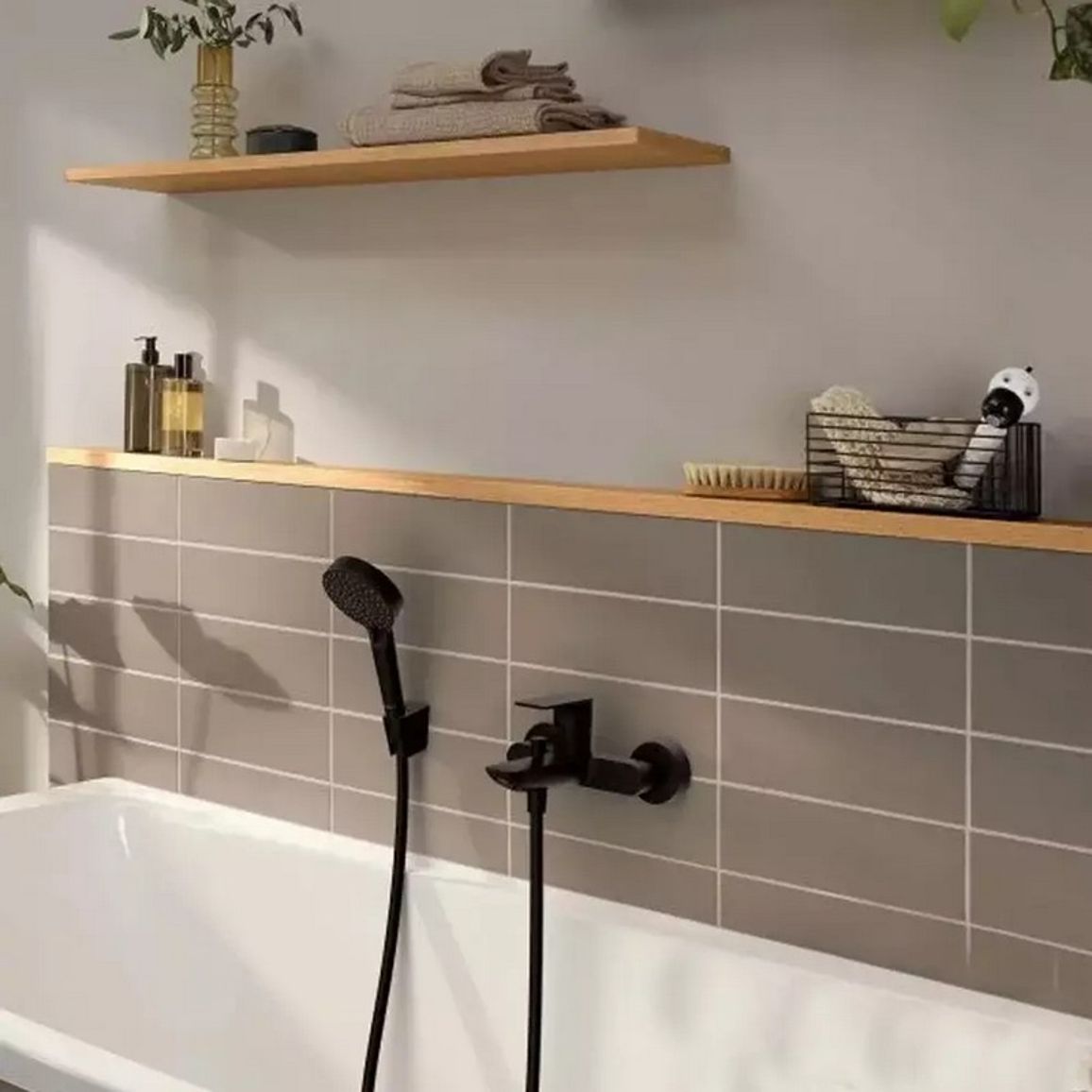 Змішувач для ванни Rebris E, Matt Black Hansgrohe (72450670) Змішувач для ванни Rebris E, Matt Black Hansgrohe (72450670)