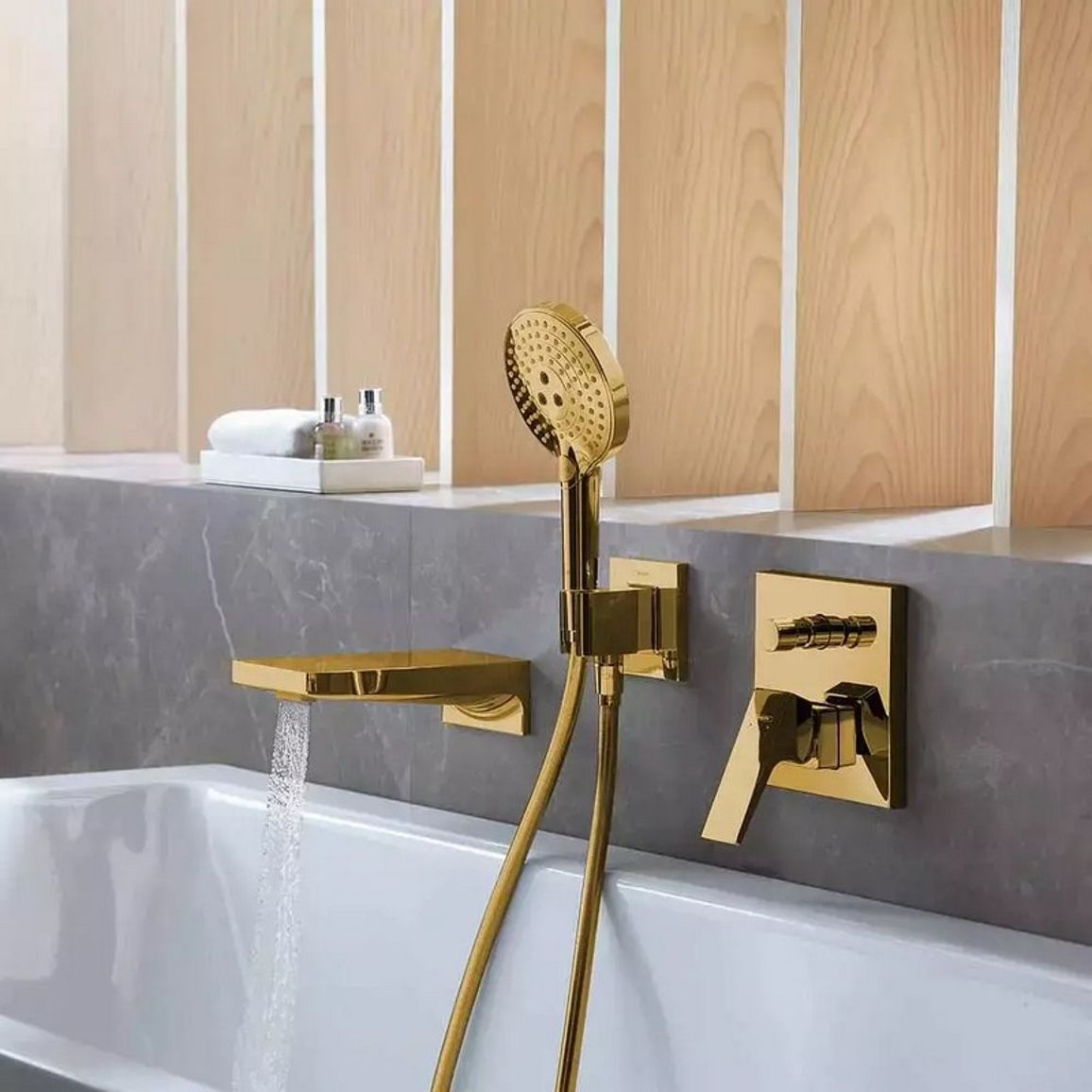 Смеситель для ванны и душа Metropol Polished Gold Optic Hansgrohe (32545990) Смеситель для ванны и душа Metropol Polished Gold Optic Hansgrohe (32545990)