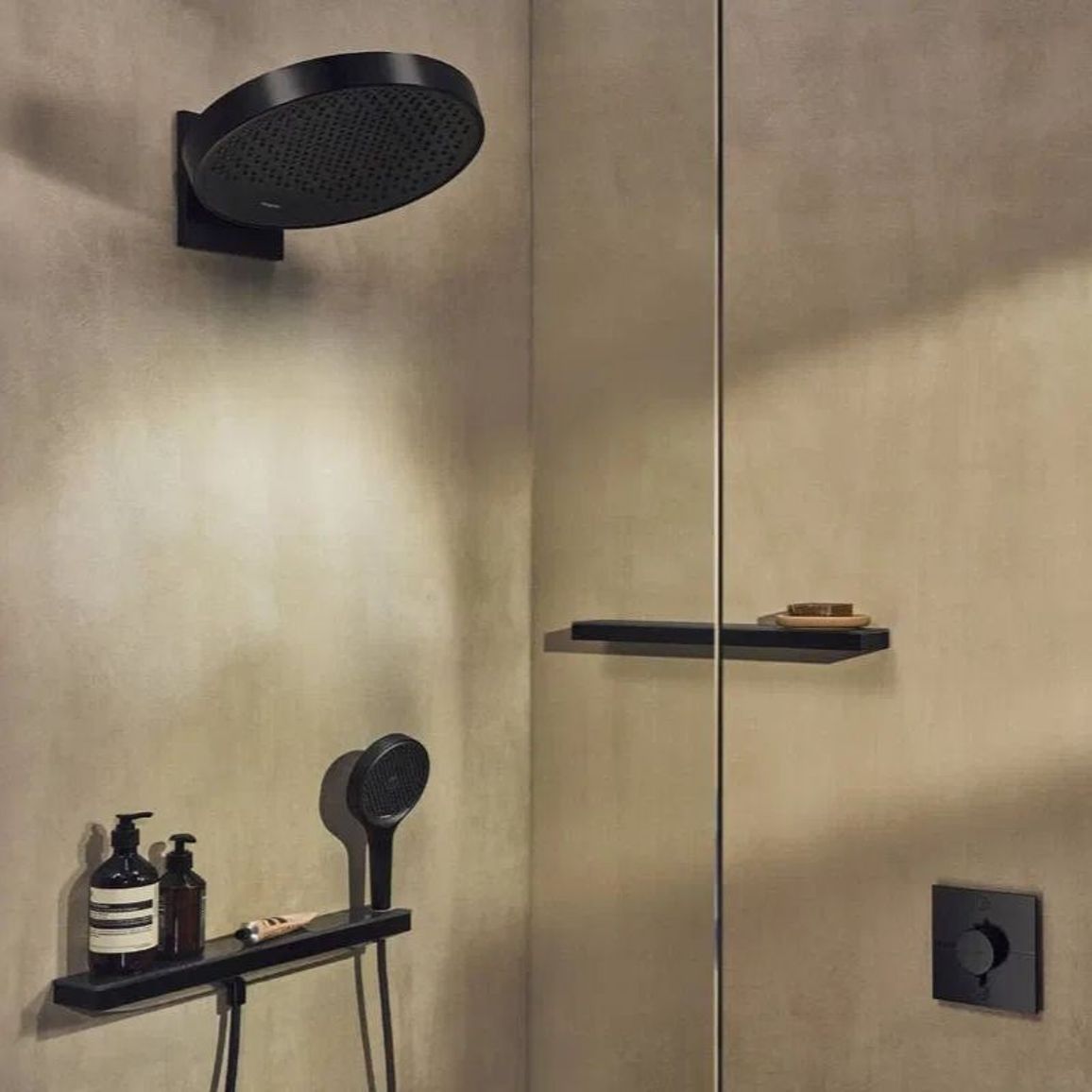 Боковой душ-полочка Hansgrohe Rainfinity 500 1jet Brushed Black Chrome Hansgrohe (26243340) Боковой душ-полочка Hansgrohe Rainfinity 500 1jet Brushed Black Chrome Hansgrohe (26243340)
