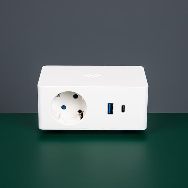 Versa Q Розеточный блок, 1 розетка + 2 USB (A + C) порта (5В, 3A), 110-220В, 16A, IP20, бе