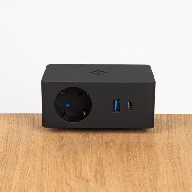 Versa Q Розеточный блок, 1 розетка + 2 USB (A + C) порта (5В, 3A), 110-220В, 16A, IP20, че Versa Q Розеточный блок, 1 розетка + 2 USB (A + C) порта (5В, 3A), 110-220В, 16A, IP20, че